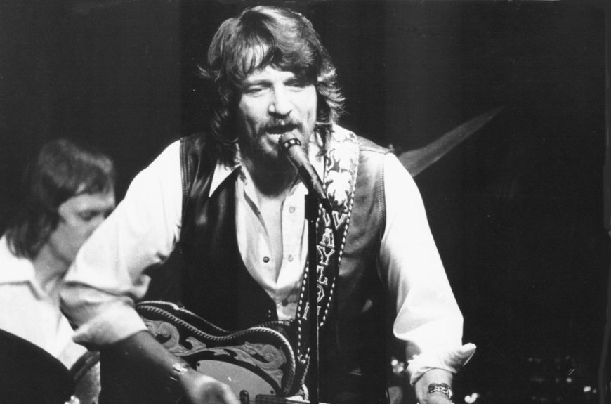 Chart Rewind: In 1974, Waylon Jennings Hit No. 1 for the First ‘Time’